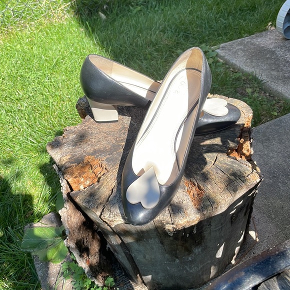 Zvelle two tone all leather pump with cute heart detail, size 39.5. - Picture 2 of 3